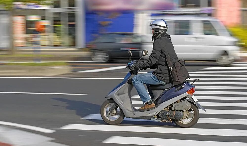 Скутер в движении. Скутеры на дорогах Японии. Скутер японец. Скутеры в Узбекистане. Мопедам можно на автомагистраль
