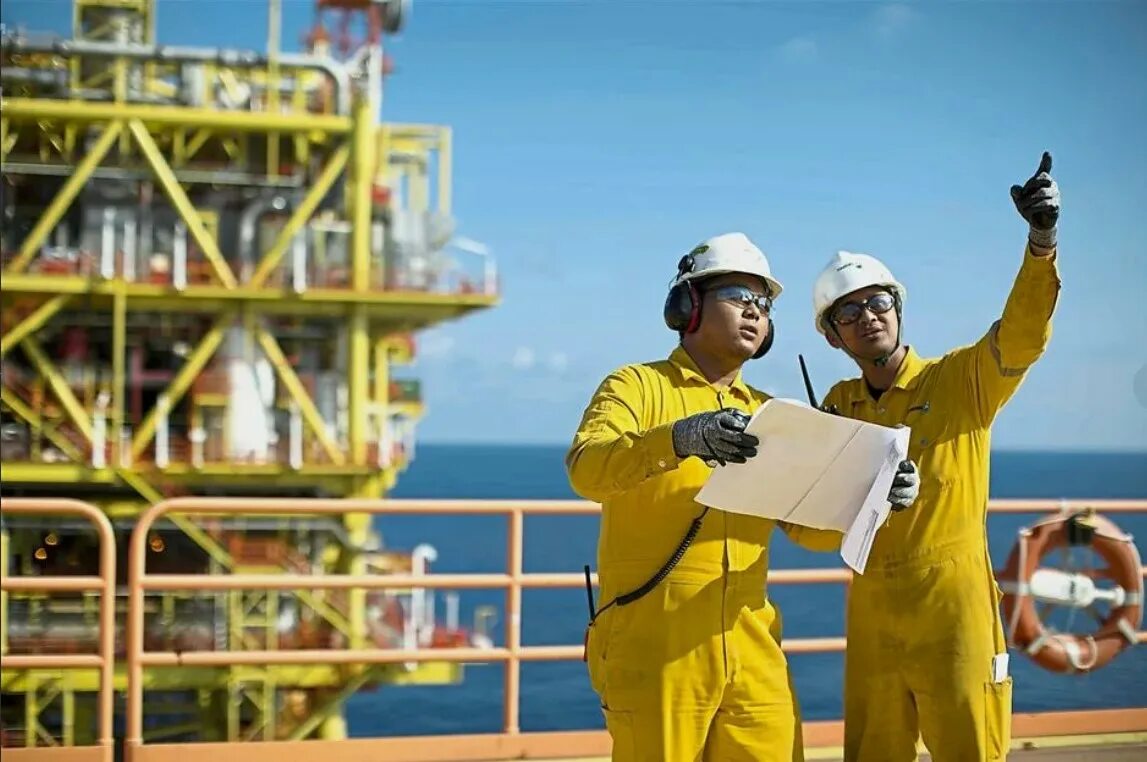 Малайзия промышленность. Petronas. Добыча. Месторождение нефти. Petronas worker. Отрасли малайзии