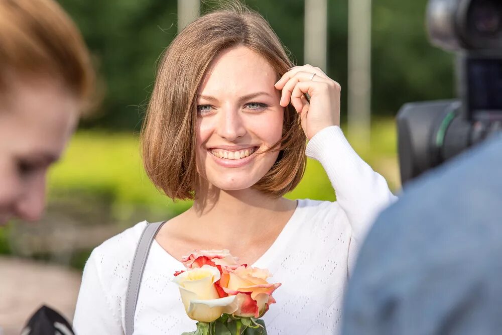 человек улыбается на улице. улыбающиеся американцы на улице. человек со смартфоном. человек улыбается на улице. улыбающийся человек.