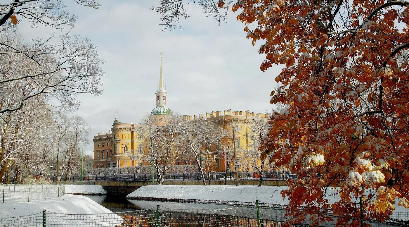 Спб первый. Михайловский замок в Санкт-Петербурге осенью. Питер осенью Михайловский замок. Петербург осень Михайловский замок. Михайловский инженерный замок в Санкт-Петербурге осень.