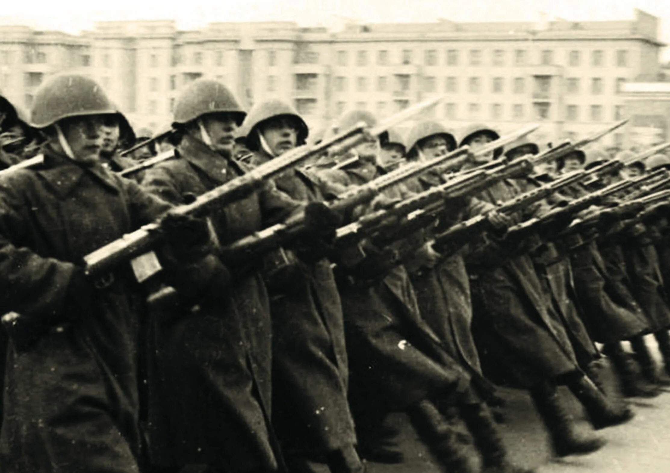 Военный парад 7 ноября 1941 года в Куйбышеве. Парад красной армии в Москве 7 ноября 1941. Буденный на параде 1941. Свт-40 в РККА. Парад 1941 года в куйбышеве