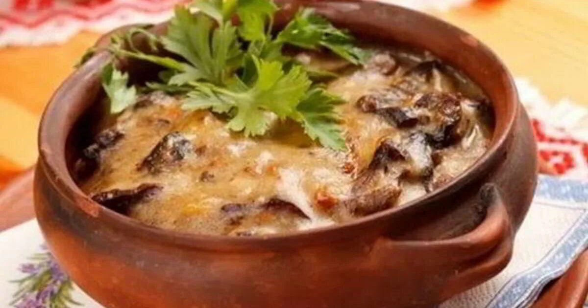 Мясо с картошкой в горшочке со сметаной. Жаркое с грибами в горшочках. свинина в горшочке. мясо с грибами в горшочках. тушеное мясо в горшочке.