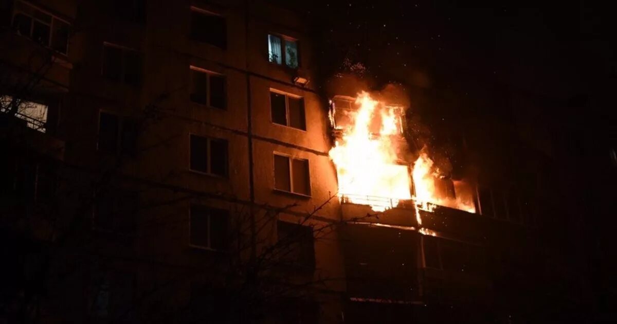 Пожар в квартире. Пожар в многоквартирном доме. Горит квартира. Пожар в квартире многоэтажном доме. Сгорел ночной