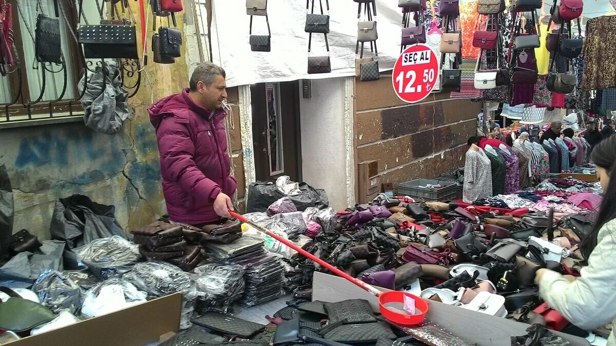 Что в турции дешевле чем в россии. Турецкий рынок в Стамбуле одежда. Стамбул рынок вещевой. Оптовый рынок Турция. Рынок кожи в Турции.