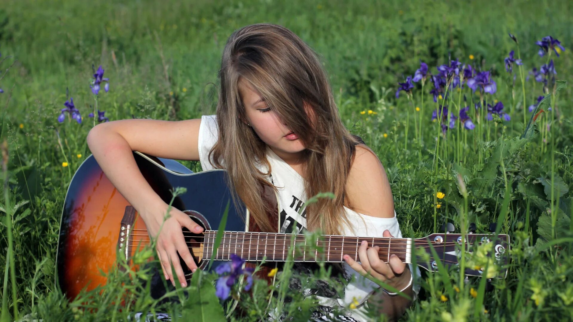 Фотосессия с гитарой на природе. Девочка. Девушка с гитарой на природе. Девочки подростки на природе.