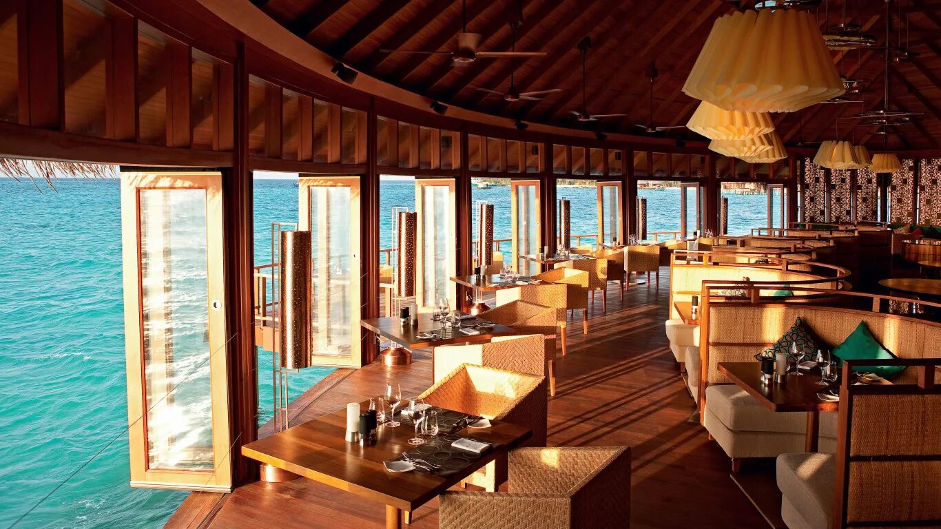 Anantara kihavah villas 5*. Вилла на воде. Вилла анантара мальдивы. Ресторан на побережье океана. Бунгало на мальдивах.