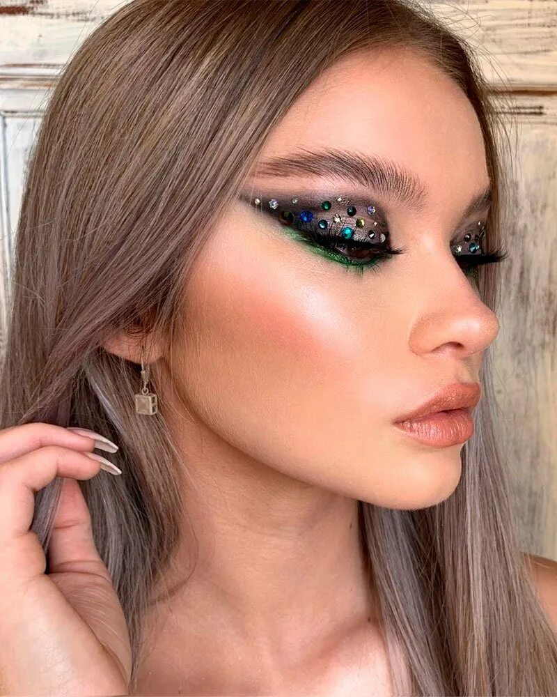 Необычный макияж со стразами. Макияж с блестками и стразами. Макияж со стразами. Новогодний макияж. Макияж со стразами на лице.