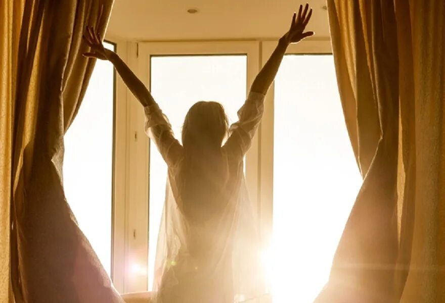 смотрит солнышко в окно. окно иллюстрация. смотрит солнышко в окно. девушка распахивает окно. смотрит солнышко в окно.