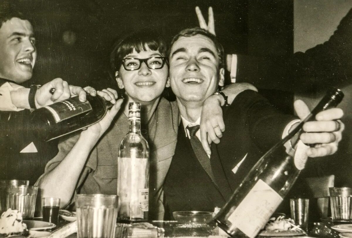 Drinking 1950s. Drinking 1960s. Vintage photo with people drunk. Выпили странную смесь. Drunk scenes