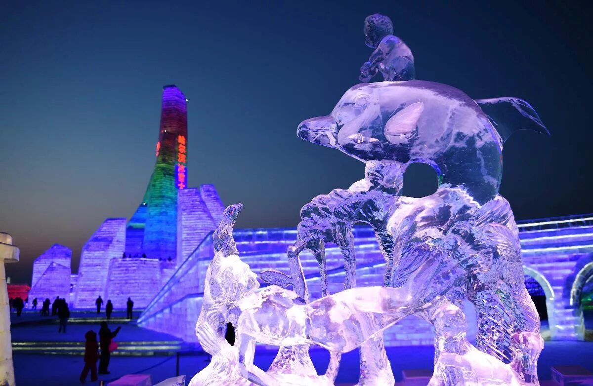 снежный город японии саппоро. харбин ледяной город 2021. авианосец изо льда в харбине. авианосец изо льда в харбине. Harbin ice and snow world 2023 год.
