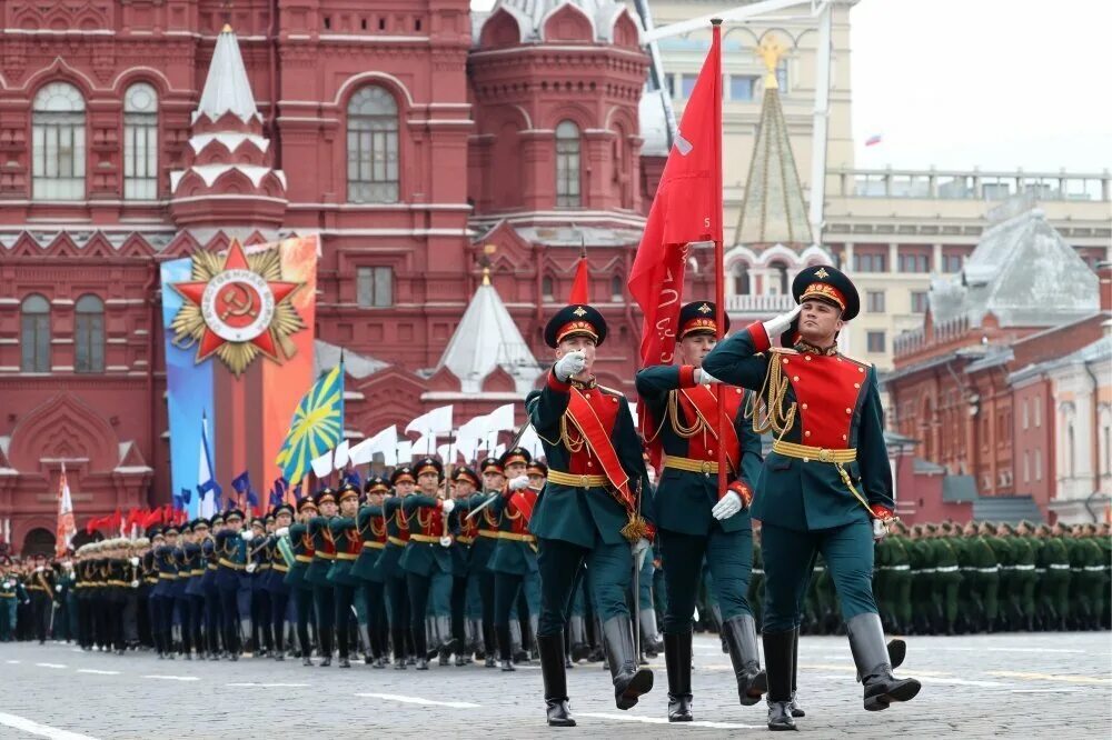 Военный парад 24. Парад Победы 9 мая 2022 в Москве. Парад Победы 9.05.2022 Москва трибуны. 9 Мая парад Победы в Москве. Знамя Победы на параде в Москве.