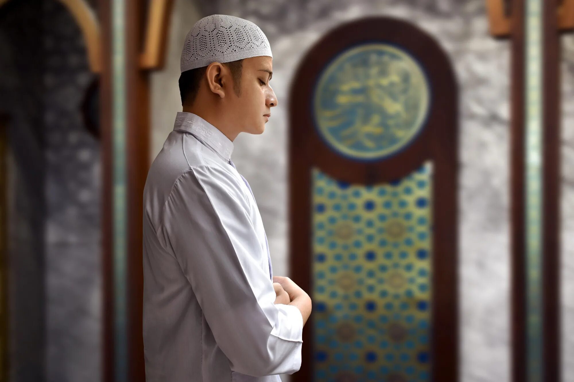 Мусульмане в мечети. Мужчина в мечети. Казахи мусульмане. Казахи в мечети.