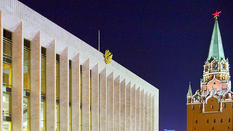 В каком году был построен государственный кремлевский. Московский Кремль дворец съездов. Государственный Кремлёвский дворец дворцы Московского Кремля. Государственный Кремлевский дворец фасад. Дворец съездов в Кремле архитектура.