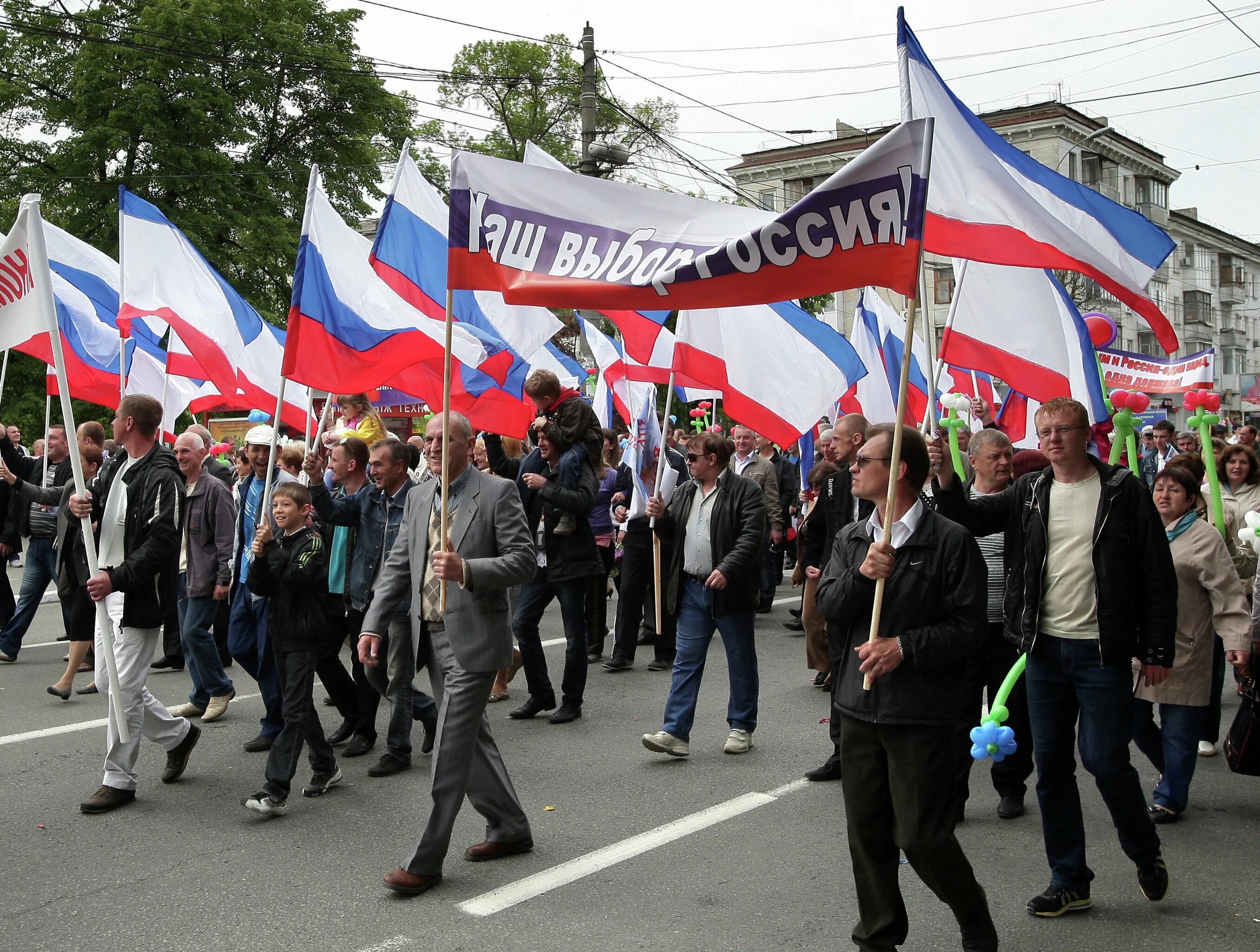 1 мая крым. Крым демонстрации. Демонстрации в Крыму в 2014 году. Первомайская демонстрация. Жители Крыма.