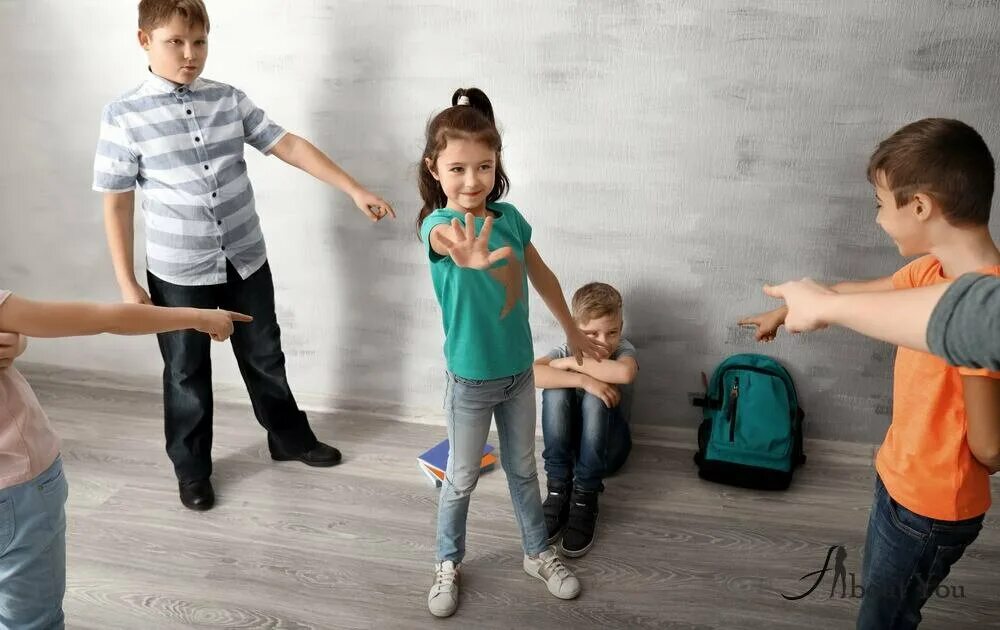 Ребенок издевается над другими. Ребенок издевается над другими. Дети издеваются друг над другом. Буллинг в школе. Дети издеваются друг над другом.