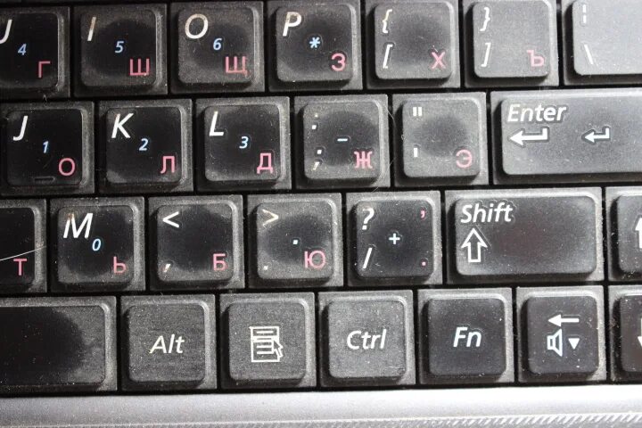 Как поставить точку на английской клавиатуре. Верхняя точка на клавиатуре. Точка на клавиатуре компьютера. Запятая на клаве. Запятая на ноутбуке.