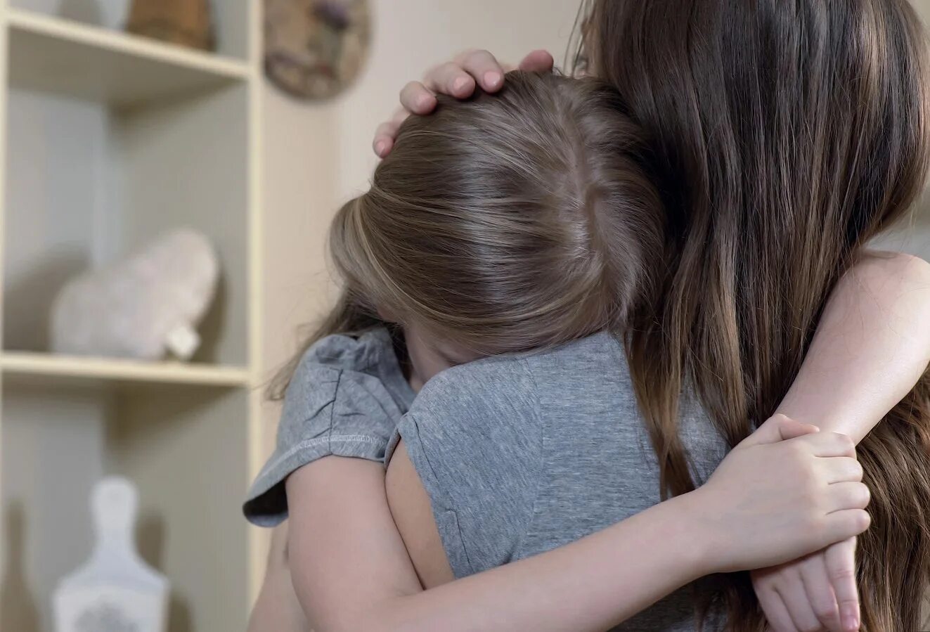 Девочки без мамы. Девочки без мамы. Мать утешает ребенка. Родители успокаивают ребенка. Девочка с мамой.