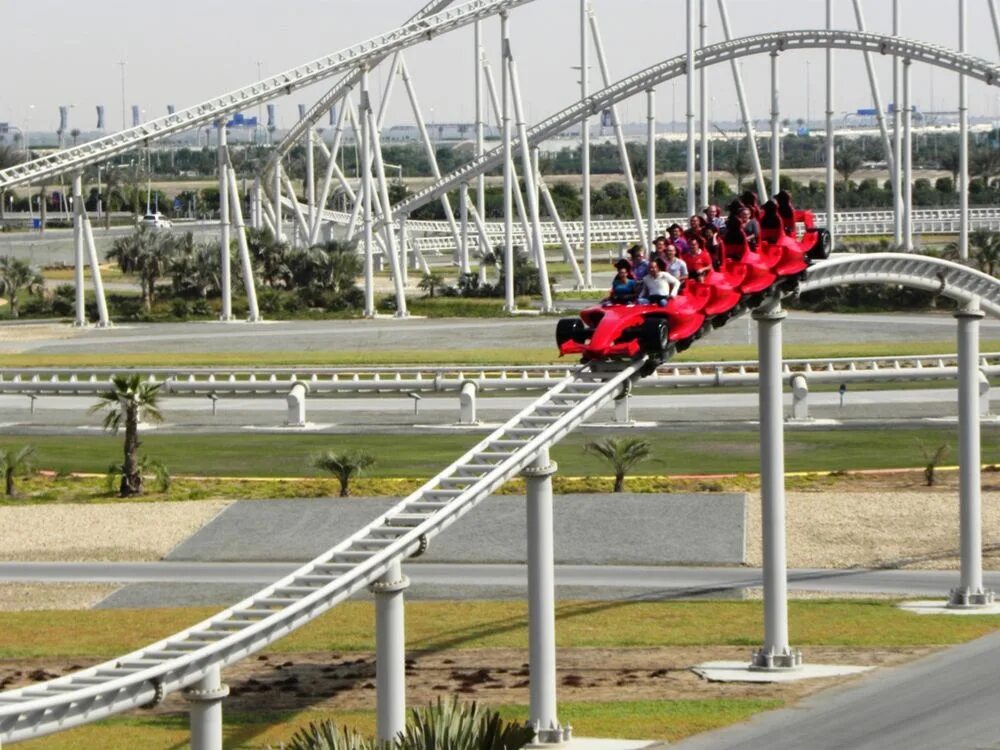 Скорость развлечения. Ferrari World Абу-Даби американские горки. Феррари парк Абу Даби горки. Феррари парк американская горка. Американская горка Абу Даби.