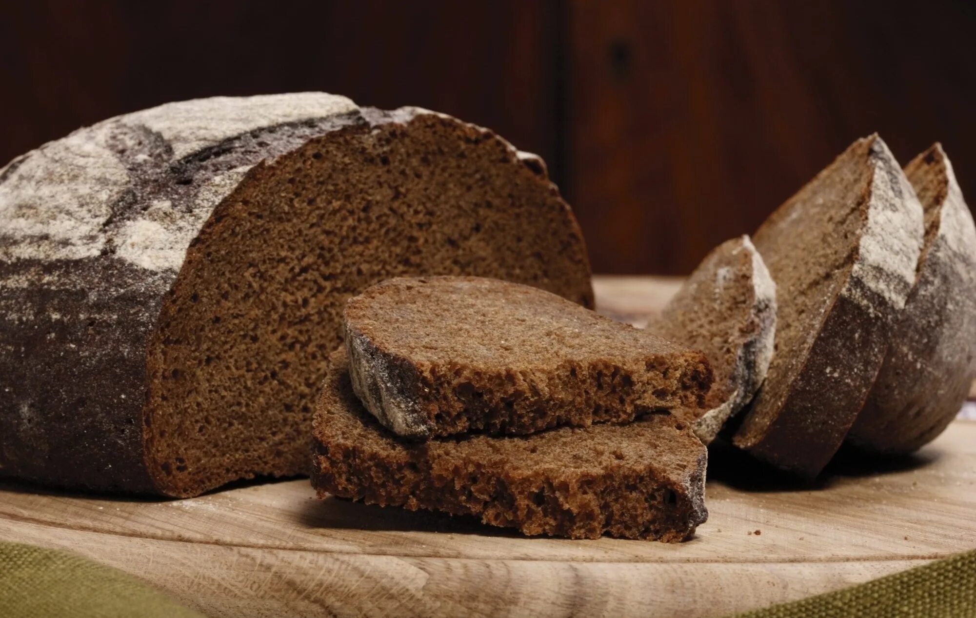 Как размягчить хлеб. Ржаной белорусский закисной хлеб. Черный хлеб. Круглый черный хлеб. Хлеб черный бездрожжевой.