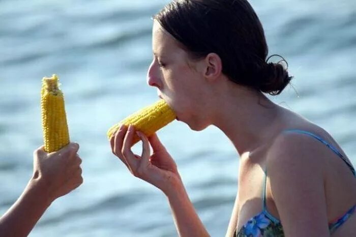 Большая кукурузина. Кукурузина Ивана Кузина. У Ивана Кузина большая кукуруз на. Девушка с кукурузой. Девушка ест кукурузу.