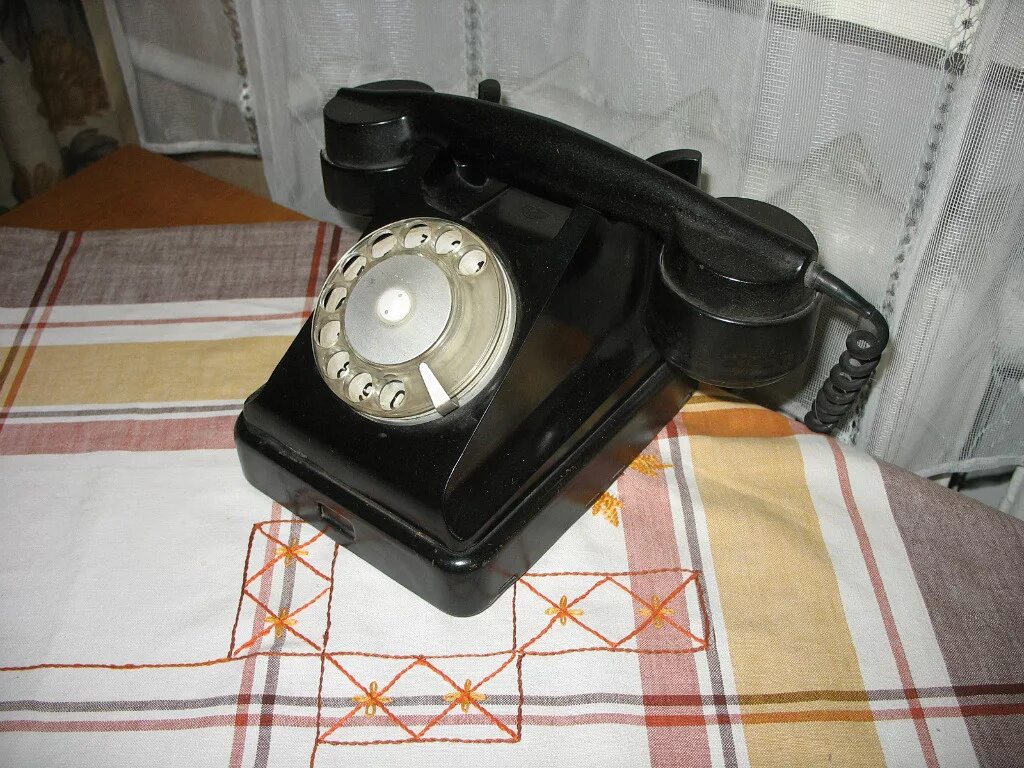 телефон 1960 года фото. ретро телефон. советский телефон. телефон 1960. телефон с диском.