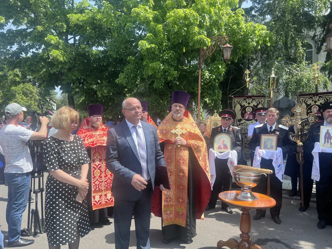 Новости черкесска на сегодня. День славянской письменности. Крестный ход дети. День письменности и культуры. День славянской письменности праздник.