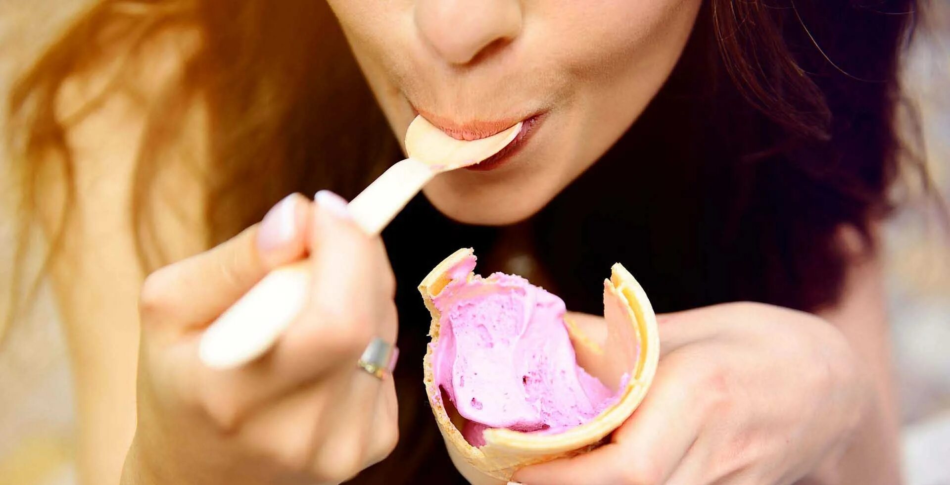 Можно ли мороженое на ночь. Кушать мороженое. Ест мороженое. Девушка ест мороженое. Девушка кушает мороженое.
