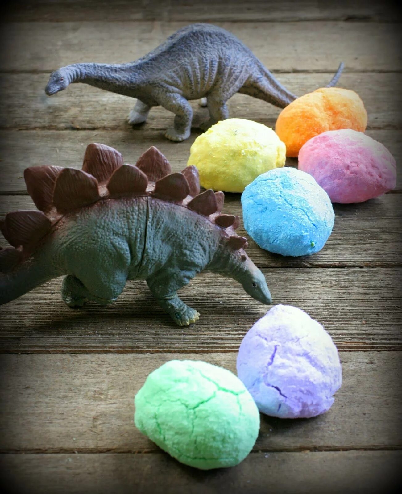 Динозавр с яйцом. Поделка динозавр. Поделка динозавр в яйце. Бомбочка для ванны с динозавром.