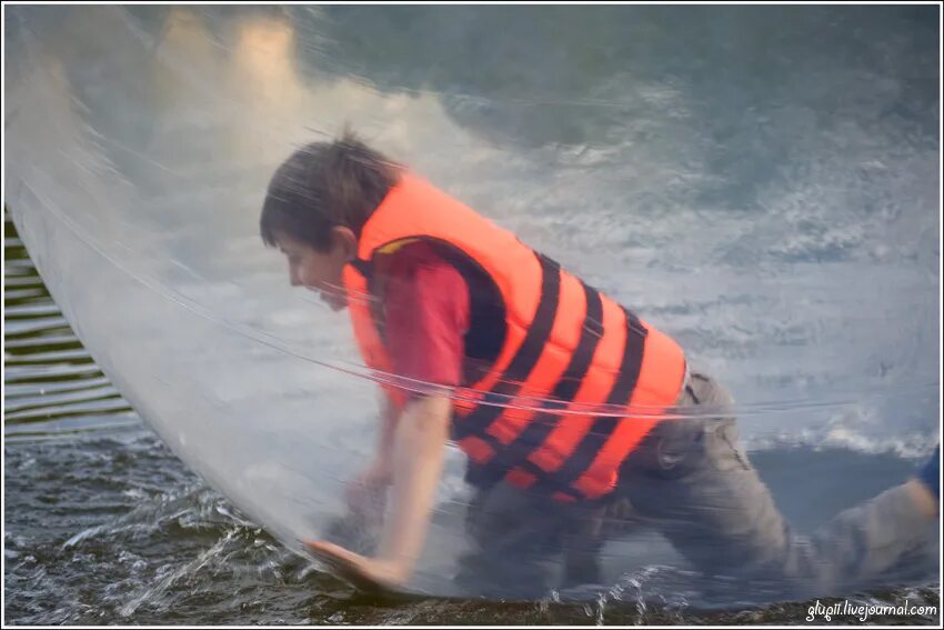 Пешком по воде. Пешком по воде мем. быстрые по воде. человек идет по воде мем.