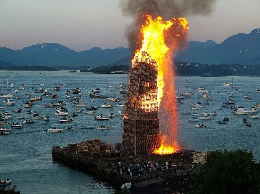 1666 год пожар в лондоне. Огромное пламя. Огромный костер. Сильный пожар. Самый большой пожар.