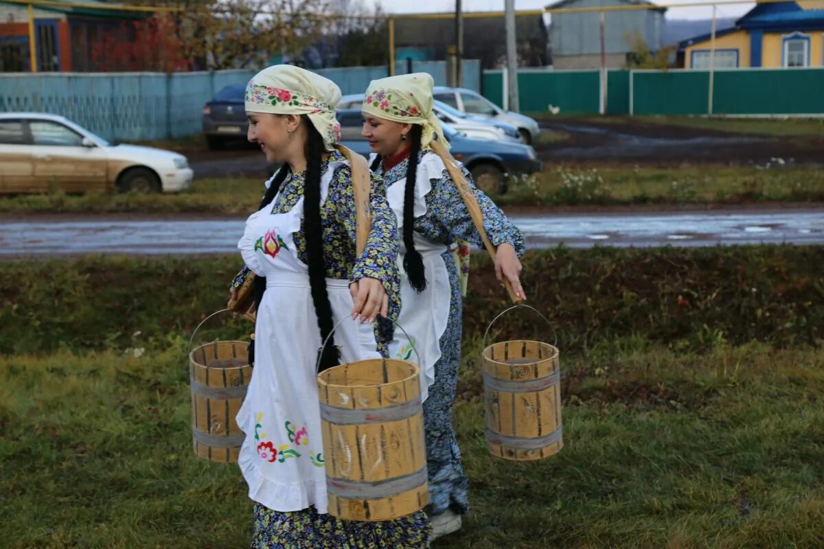 Деревня татарка. Девушка с коромыслом. Коромысло татарское. Башкирская девушка с коромыслом. Татарская девушка с коромыслом.