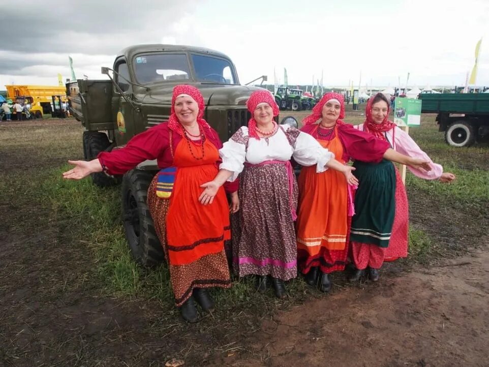 15 октября день сельских женщин. Международный день сельских женщин. Открытки с днём сельских женщин. С днем сельских женщин поздравление. Зажинки картина.