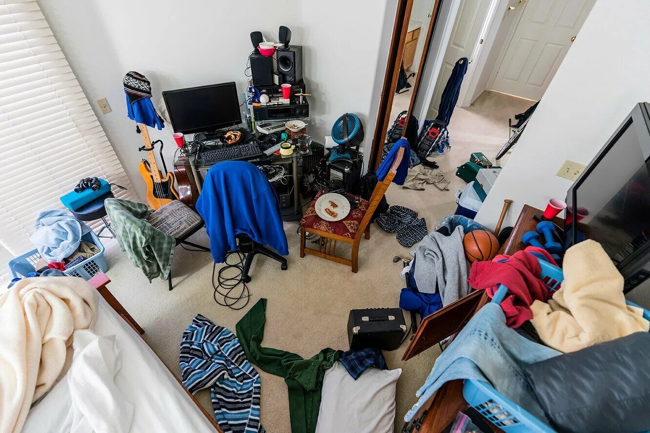 творческий беспорядок в комнате. комната с разбросанными вещами. беспорядок в комнате рисунок. беспорядок 4 буквы. бардак в комнате.