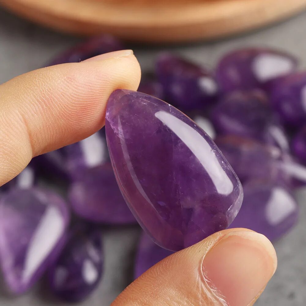 Какой камень фиолетовый. Фиолетовый кварц аметист. Фиолетовый кварц камень. Фиалковый кварц. Лавандовый кварц.