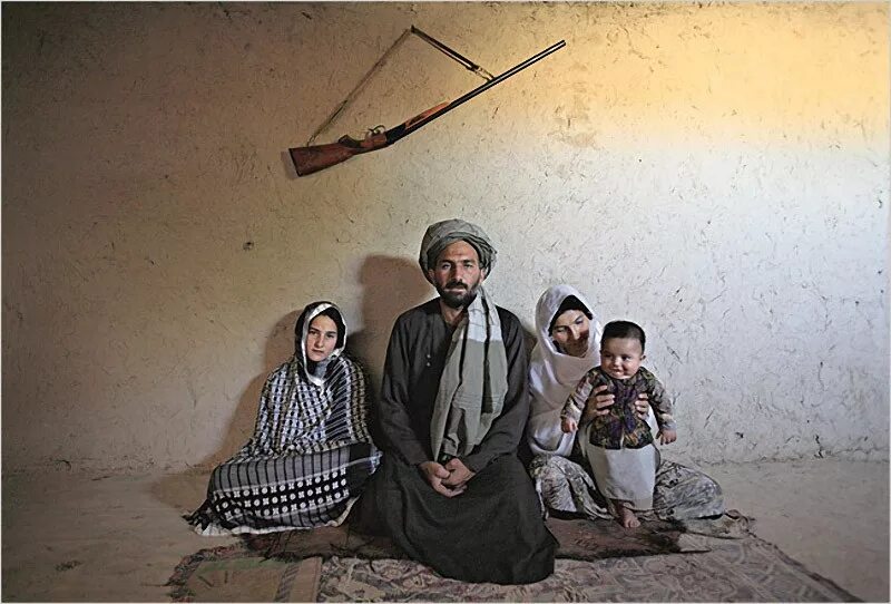 Бедные мусульмане. Семья в Афганистане. Нищие афганские семьи с детьми. Афганская семья. Афганские ранние браки.