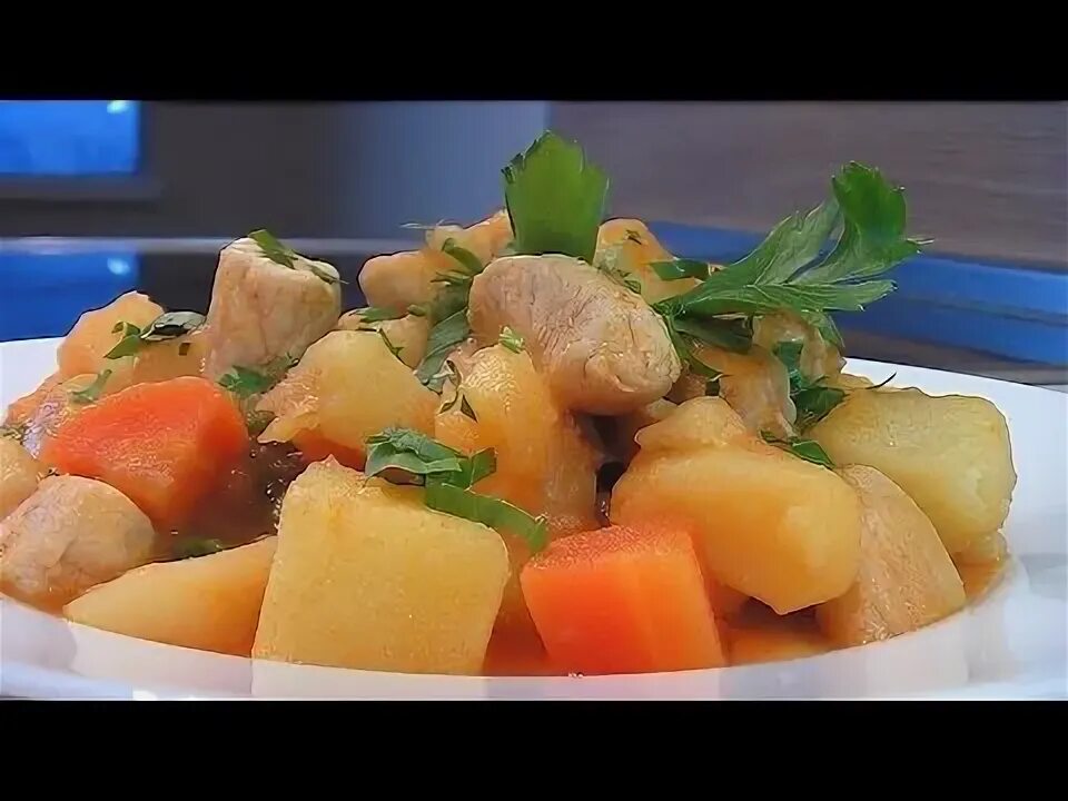 Курица с овощами. Рагу с курицей. Рагу овощное с капустой и с картошкой и кабачками. Курица с болгарским перцем. Овощное рагу.