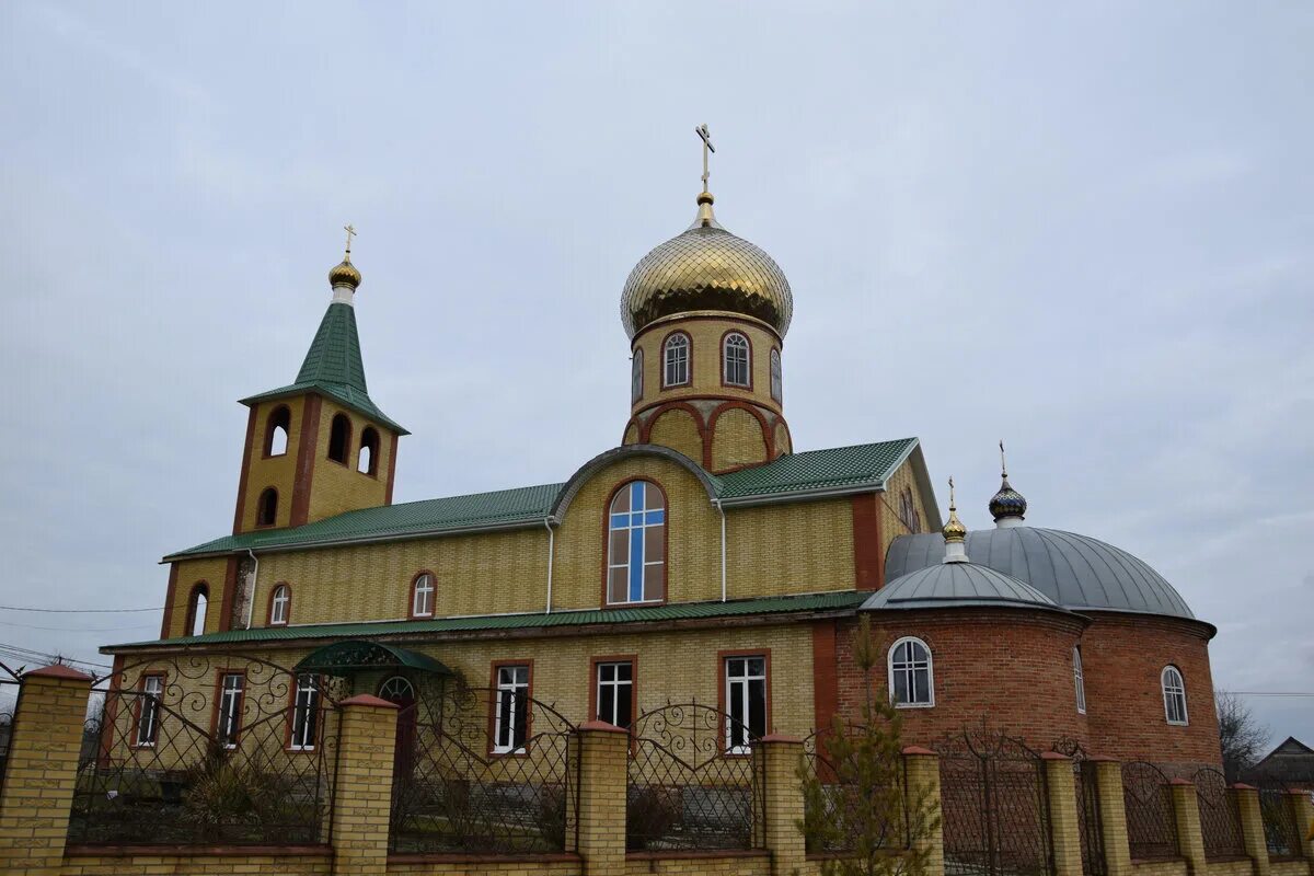 Крас ст. Храм в станице Медведовской. Храм ст Медведовская Тимашевский. Станица Медведовская Краснодарский край. Храм в станице Медведовской Краснодарского края.