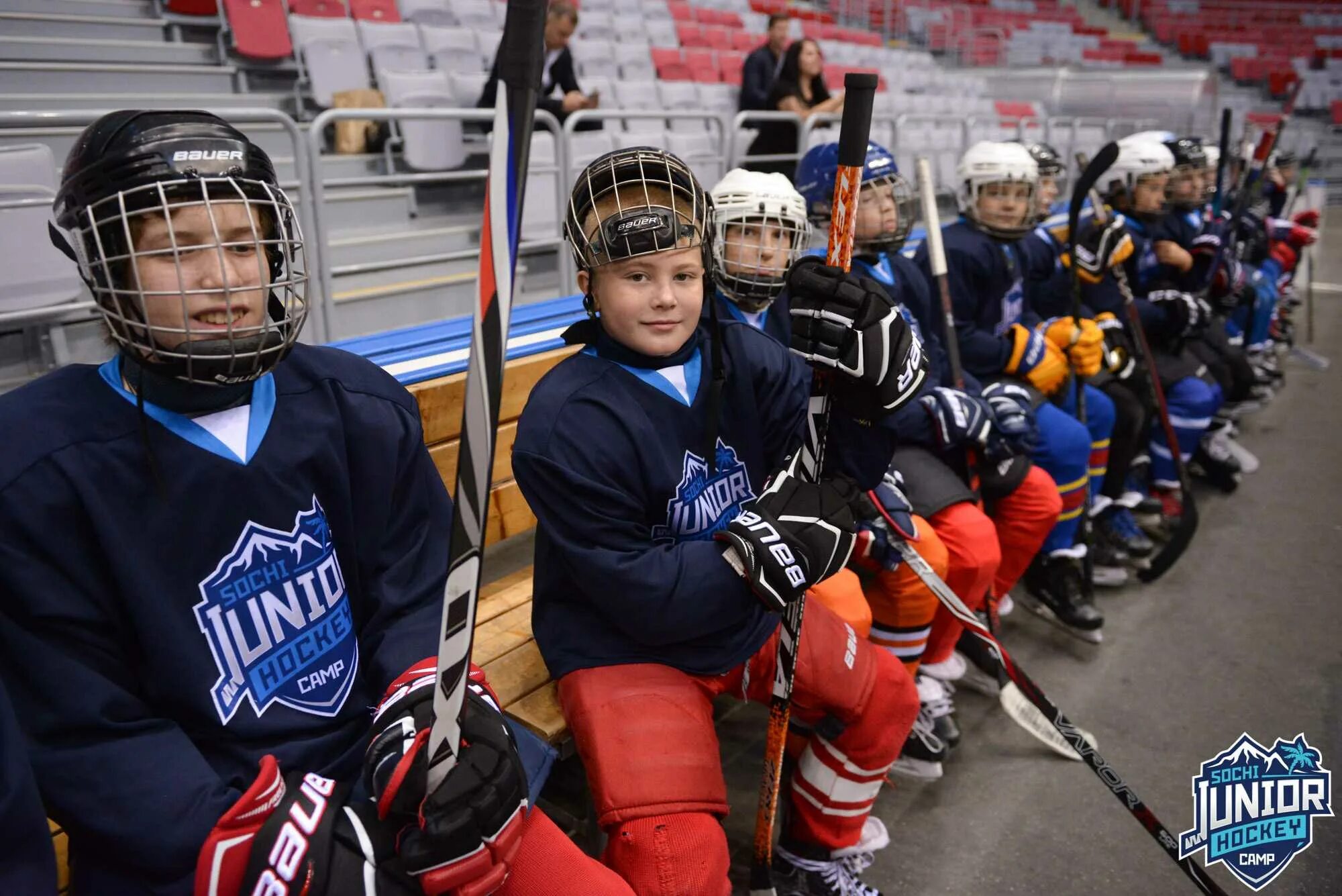 В финляндии детский хоккей. Хоккейный лагерь в москве. Детский хоккей в сербии. Хоккей детский сборы. Хоккеист полевой.