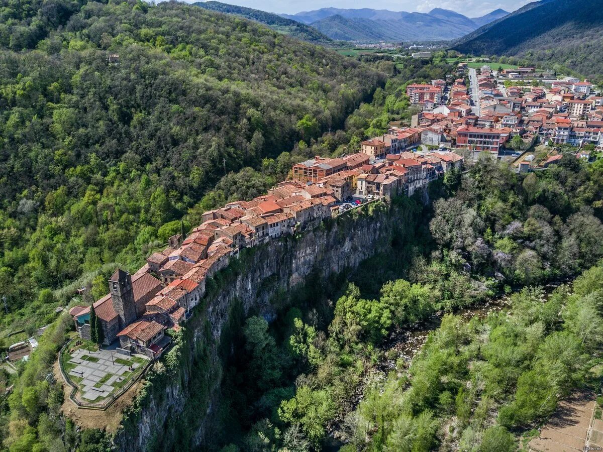 город кастельон валенсия испания. королевский дворец ла гранха де. La de dan. La de dan. город на скале кастельфольит-де-ла-рока испания.
