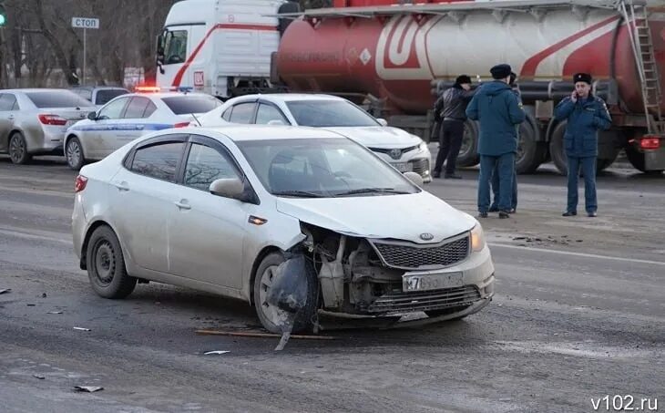 Волгоград происшествия 102. Дтп волгоград кировский. авария кировский волгоград. авария в волгограде в кировском районе.