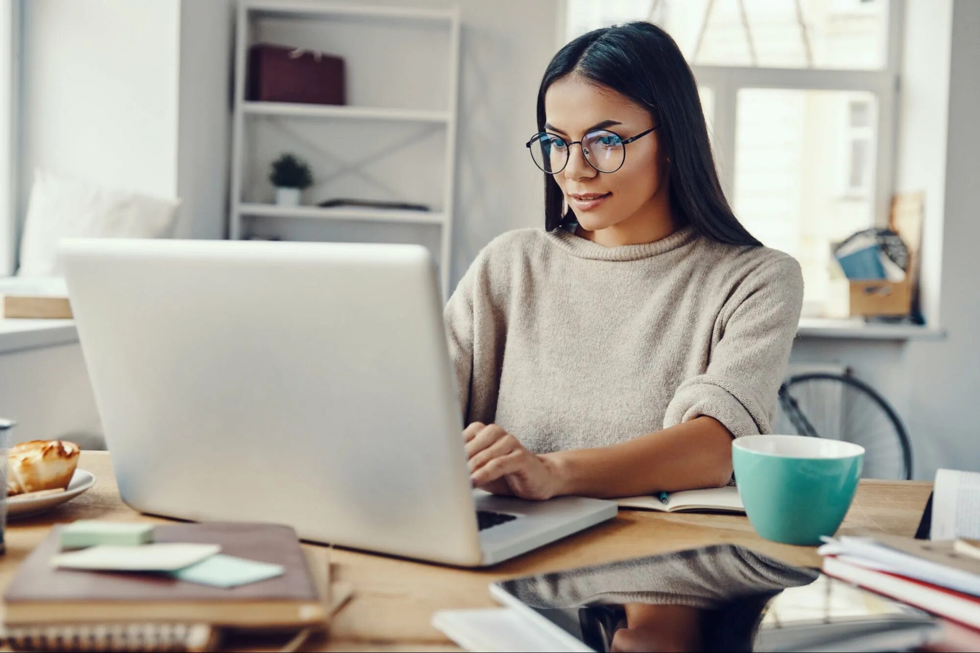 Work from home to get. Девушка бизнес. девушки студентки. work from home. надомная работа картинки.