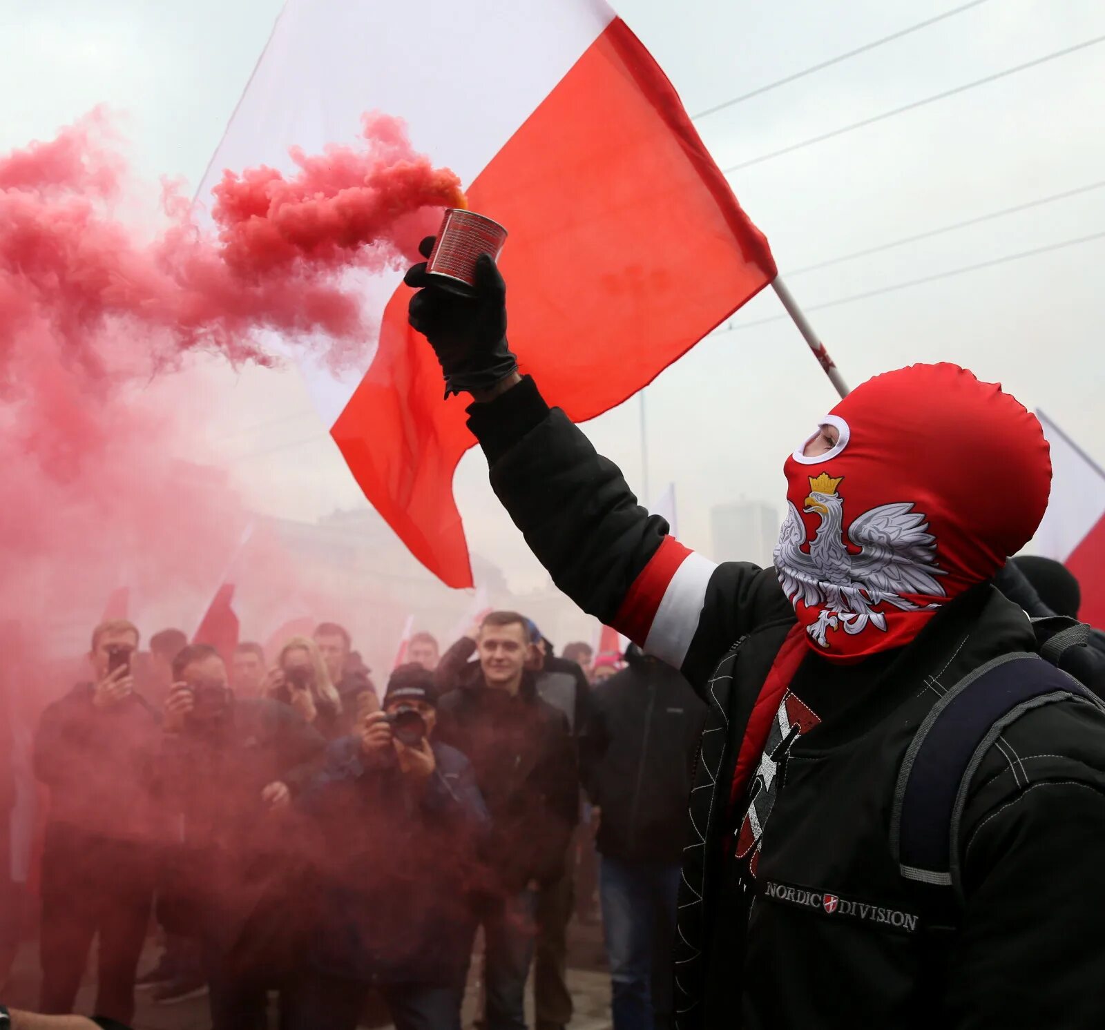 Россия против поляков. Флаг националистов Польши. Националисты в Польше. Марш националистов в Польше. Польский национализм.