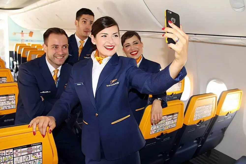 Райанэйр авиакомпания. Ryanair авиакомпания стюардессы. Униформа Ryanair. Ryanair Cabin Crew.