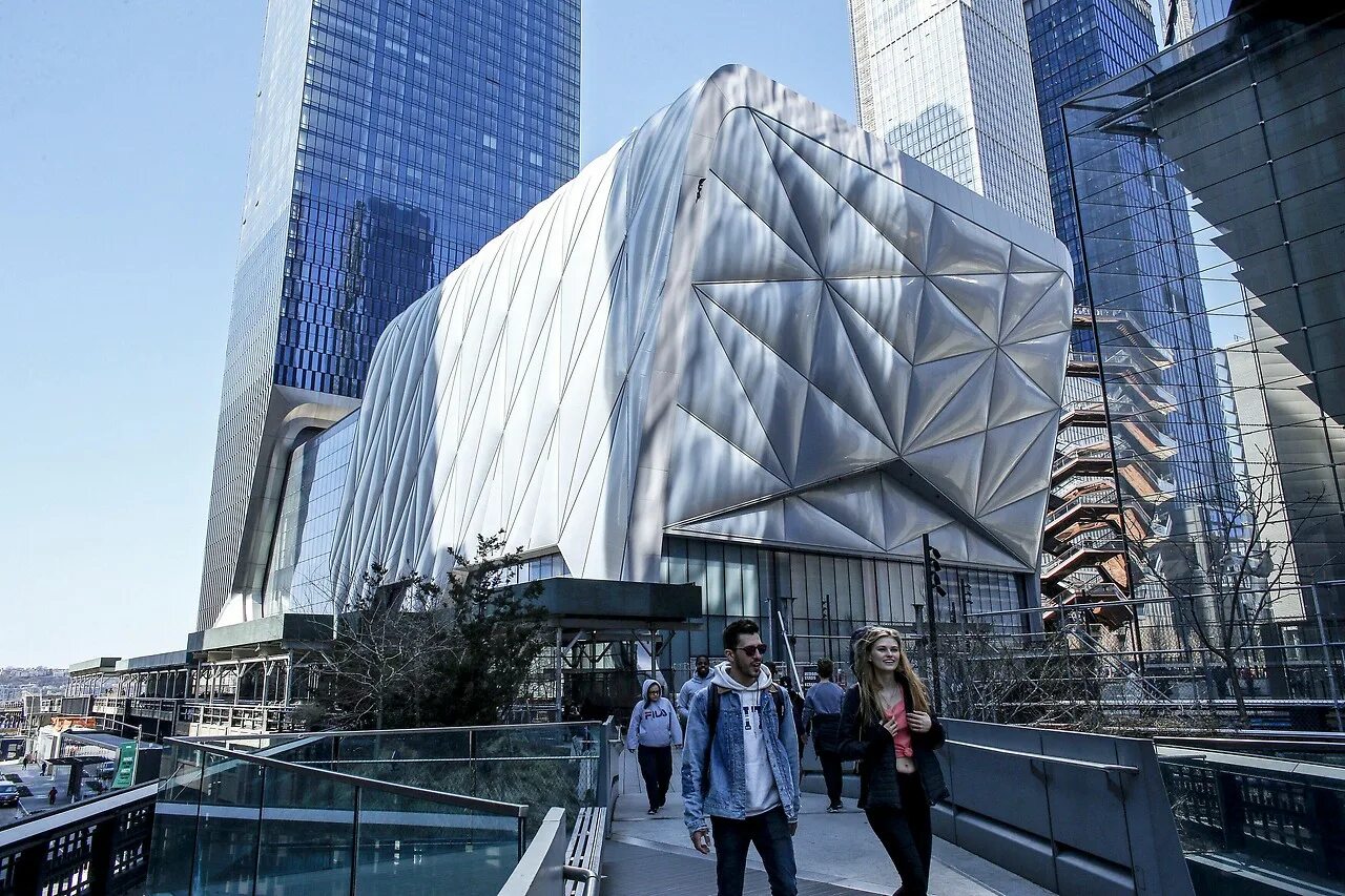 Опен спейс с людьми. Large opening. Large opening. Архитектура нью-йорка. Интерьер квартиры свободной планировки.