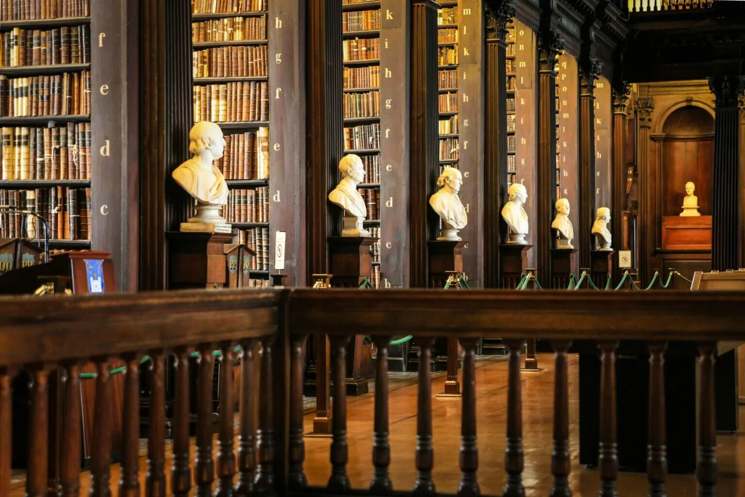 Things library. Библиотека тринити-колледжа, дублин, ирландия. дублинский тринити-колледж библиотека. библиотека тринити-колледжа дублина. дублин, ирландия. trinity college library (дублин, ирландия).