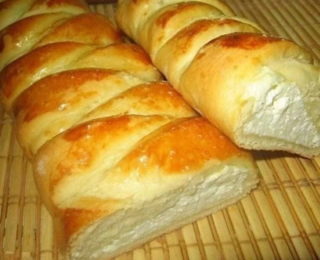 Пирог с творогом из дрожжевого теста рецепт. Пирог с творогом из дрожжевого теста. Сдобный пирог с творогом. Дрожевойпирогстворогом. Пирог с творогом из дрожжевого теста.