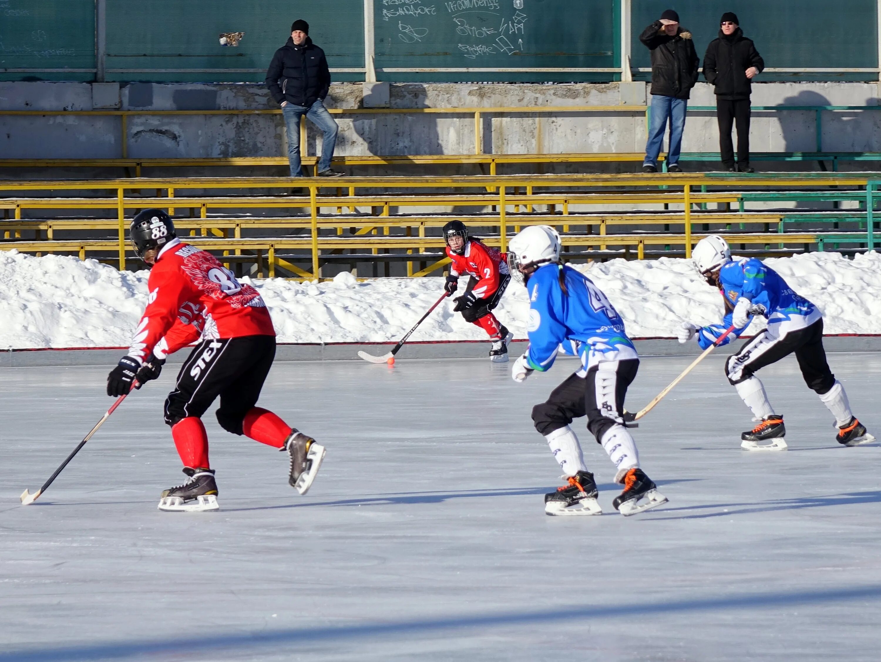 Bandy хоккей с мячом. Никельщик хоккей с мячом. Хк Обухово хоккей с мячом. Янсон хоккей с мячом.