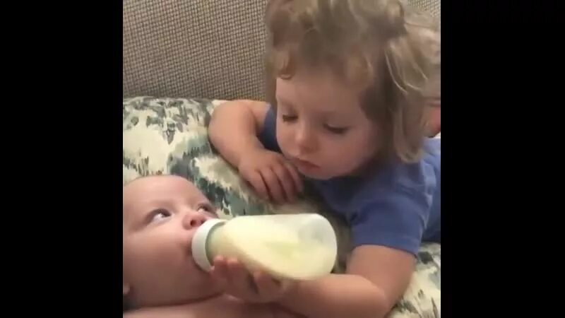 Кормлю брата. Забота о младших. Старшая сестра кормит грудью. Кормить с ложечки. Сестрёнка кормление грудью братишка.