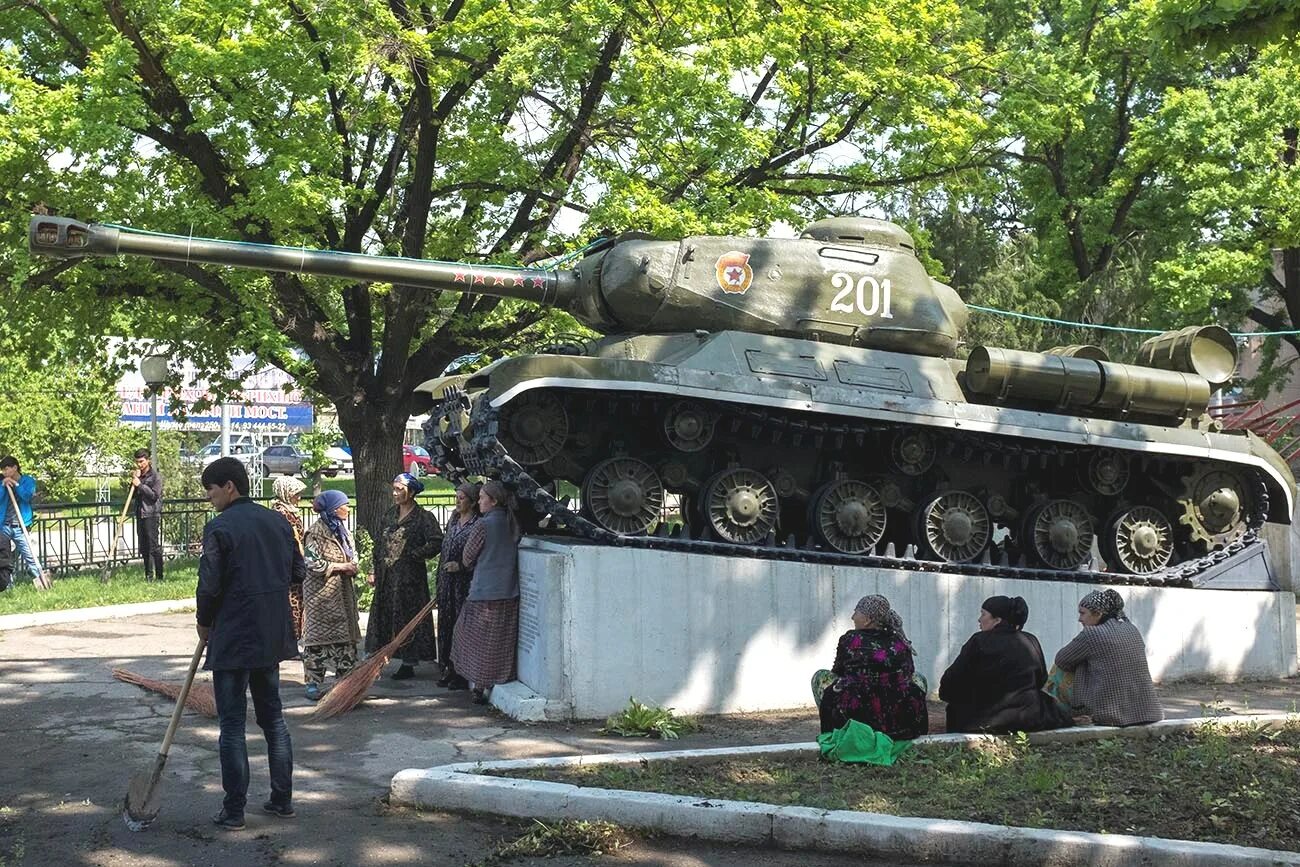 Победа душанбе. Памятник танк в душанбе. парк победы душанбе. парк танка душанбе. памятник танк в таджикистане город душанбе.