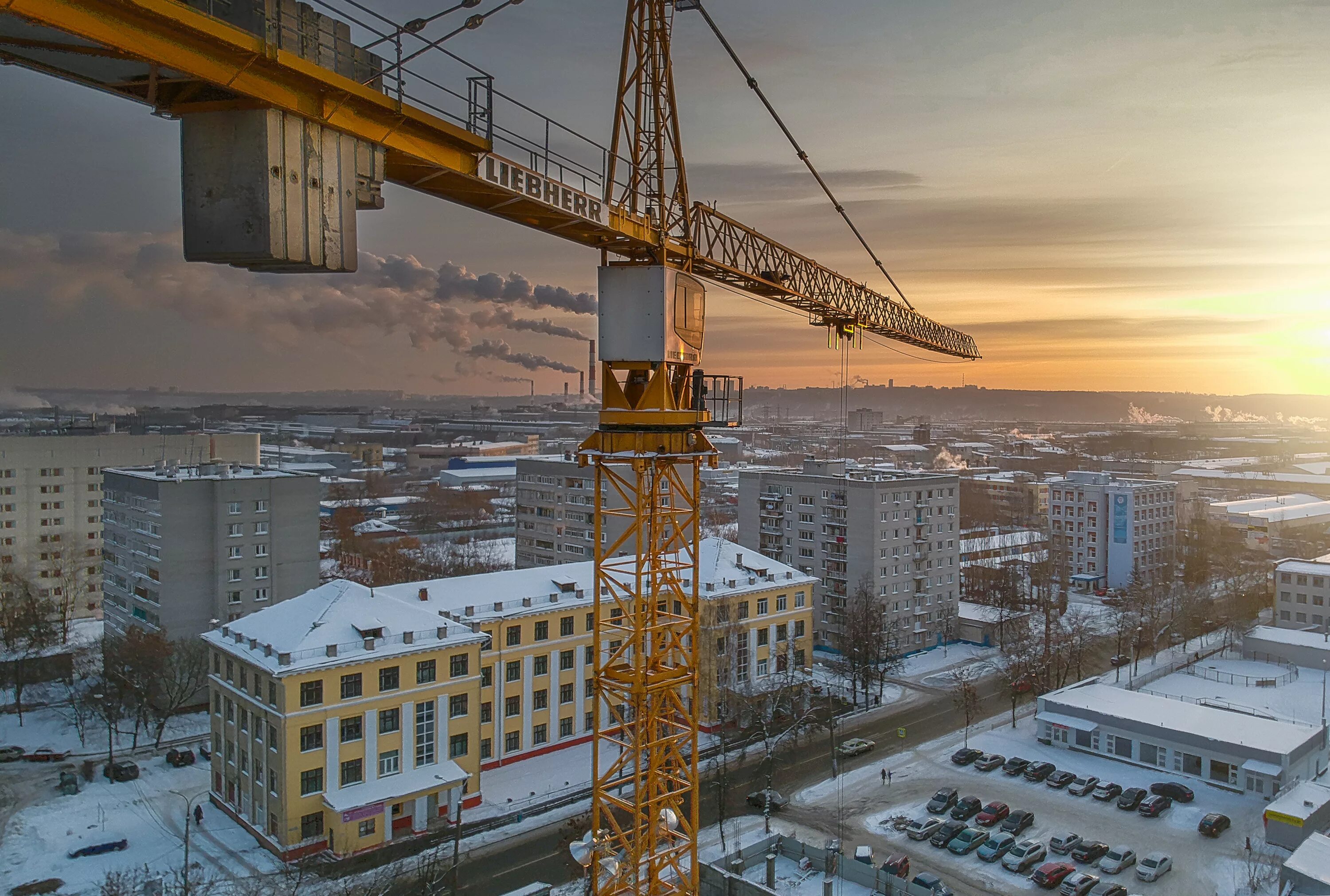 Кран снизу. Башенный кран. Башенный кран в Москве. Подъемные краны. Кран подъемный строительный.